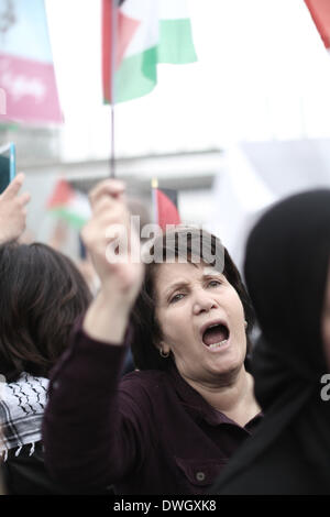 Ramallah, territoire palestinien. Mar 8, 2014. Une femme palestinienne prend part à une manifestation marquant la Journée internationale des femmes au poste de contrôle de Qalandiya près de la ville de Ramallah, en Cisjordanie, le 8 mars 2014. Les femmes activistes ont organisé une manifestation ici le samedi pour réclamer la fin de l'occupation israélienne. Credit : Fadi Arouri/Xinhua/Alamy Live News Banque D'Images