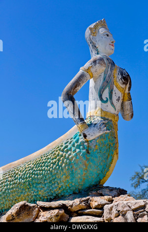 Statues sur Ao Hat Sai Kaew Beach sur l'Île de Ko Samet, Thaïlande Banque D'Images