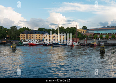 Soir vue sur l'île de Skeppsholmen, Stockholm, Suède. Bateaux historiques sont amarrés au quai. Banque D'Images