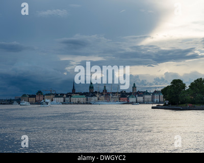 Voilier amarré à Gamla Stan, la vieille ville de Stockholm, Suède, avec l'île de Kastellholmen sur la droite. Banque D'Images