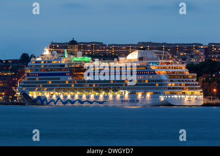 Voir la soirée du Sphinx-classe, navire de croisière allemand AIDAblu, amarré à Stockholm en Suède le 4 septembre 2012. Banque D'Images