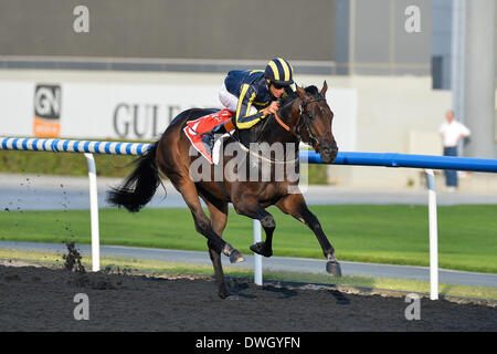 Dubaï, Émirats arabes unis, du 8 mars 2014. ASMAR monté par Richard Hughes remporte la course Al Bastakiya à Meydan Super samedi dans le cadre de 2014 . Le cheval est formé par F et administré par Fawzi Nass Nass Abdulla Banque D'Images