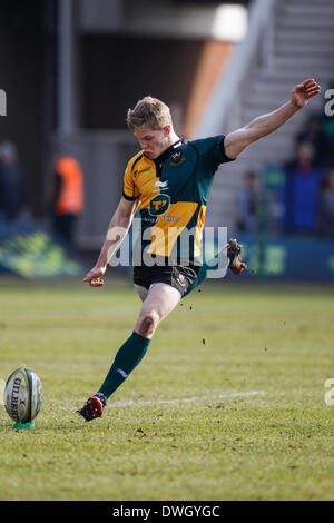 Northampton, Royaume-Uni. 05Th Mar, 2014. S'HOOLEY de Northampton Saints kicks une pénalité de marquer le premier point du jeu au cours de la LV = Cup demi-finale entre les Tonga et les Sarrasins à Franklin's Gardens. Credit : Action Plus Sport/Alamy Live News Banque D'Images