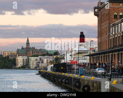 Vue vers l'est sur Södermalm, à partir de l'extérieur de la photographie, musée de Stockholm Fotografiska. Un ferry Viking Line est vu. Banque D'Images