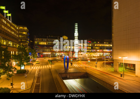 Vue de la nuit de Sergels Torg et l'obélisque sculpture, Cristal, Stockholm, Suède Banque D'Images