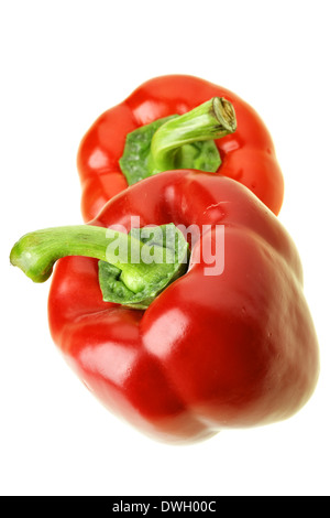 Deux poivrons rouges doux isolé sur fond blanc Banque D'Images