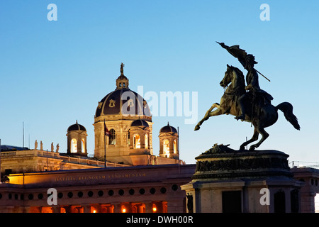 Statue dans le Volksgarten, Vienne, avec Maria-Theresien-Platz en arrière-plan Banque D'Images