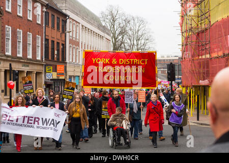 York, Royaume-Uni. 8 mars 2014. York & District Trades Union Council drapeau défilé dans les rues de New York pendant le TUC de protestation le 8 mars 2014. Programmée pour coïncider avec le Parti libéral-démocrate qui se déroulera au Barbican Center, New York. Credit : Alan Walmsley/Alamy Live News Banque D'Images