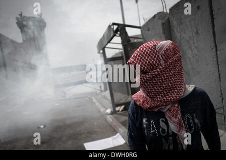 Ramallah, Cisjordanie, Territoires palestiniens. Mar 8, 2014. Une femme palestinienne prend part à une manifestation marquant la Journée internationale des femmes au poste de contrôle de Qalandiya près de la ville de Ramallah, en Cisjordanie, le 8 mars 2014. Les femmes activistes ont organisé une manifestation ici le samedi pour réclamer la fin de l'occupation israélienne. Credit : Shadi Hatem/NurPhoto ZUMAPRESS.com/Alamy/Live News Banque D'Images