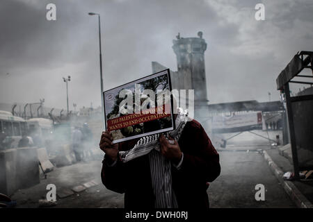 Ramallah, Cisjordanie, Territoires palestiniens. Mar 8, 2014. Une femme palestinienne prend part à une manifestation marquant la Journée internationale des femmes au poste de contrôle de Qalandiya près de la ville de Ramallah, en Cisjordanie, le 8 mars 2014. Les femmes activistes ont organisé une manifestation ici le samedi pour réclamer la fin de l'occupation israélienne. Credit : Shadi Hatem/NurPhoto ZUMAPRESS.com/Alamy/Live News Banque D'Images