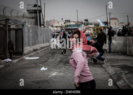 Ramallah, Cisjordanie, Territoires palestiniens. Mar 8, 2014. Une femme palestinienne prend part à une manifestation marquant la Journée internationale des femmes au poste de contrôle de Qalandiya près de la ville de Ramallah, en Cisjordanie, le 8 mars 2014. Les femmes activistes ont organisé une manifestation ici le samedi pour réclamer la fin de l'occupation israélienne. Credit : Shadi Hatem/NurPhoto ZUMAPRESS.com/Alamy/Live News Banque D'Images