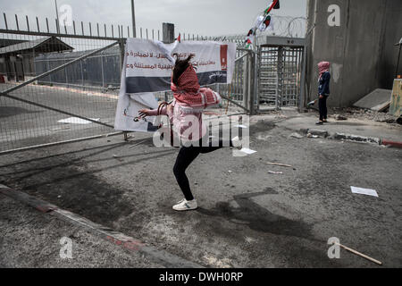 Ramallah, Cisjordanie, Territoires palestiniens. Mar 8, 2014. Une femme palestinienne prend part à une manifestation marquant la Journée internationale des femmes au poste de contrôle de Qalandiya près de la ville de Ramallah, en Cisjordanie, le 8 mars 2014. Les femmes activistes ont organisé une manifestation ici le samedi pour réclamer la fin de l'occupation israélienne. Credit : Shadi Hatem/NurPhoto ZUMAPRESS.com/Alamy/Live News Banque D'Images