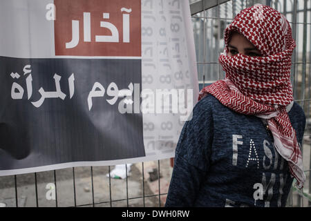 Ramallah, Cisjordanie, Territoires palestiniens. Mar 8, 2014. Une femme palestinienne prend part à une manifestation marquant la Journée internationale des femmes au poste de contrôle de Qalandiya près de la ville de Ramallah, en Cisjordanie, le 8 mars 2014. Les femmes activistes ont organisé une manifestation ici le samedi pour réclamer la fin de l'occupation israélienne. Credit : Shadi Hatem/NurPhoto ZUMAPRESS.com/Alamy/Live News Banque D'Images