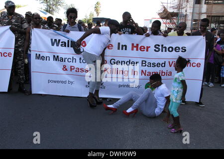 Windhoek, Namibie. 8 mars 2014. Un homme portant des hauts talons tombe au sol lors d'une marche pour protester contre la violence basée sur le genre à Windhoek. Des dizaines d'hommes portant des talons hauts a participé à l''Men mars pour arrêter la violence basée sur les sexes & Passion tuant en Namibie' dans capitale namibienne Windhoek le samedi. La Marche vise à protester contre la vague de crimes mortels et la violence contre les femmes namibiennes depuis le début de cette année, période au cours de laquelle plus de 10 femmes ont été tuées par leurs partenaires masculins dans les pays d'Afrique de l'ouest avec une population de crédit : Xinhua/Alamy Live News Banque D'Images