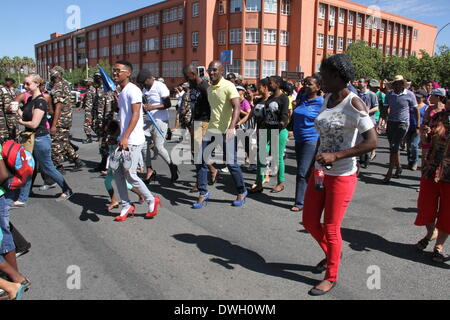 Windhoek, Namibie. 8 mars 2014. Les hommes portant des hauts talons participer à une marche pour protester contre la violence basée sur le genre à Windhoek. Des dizaines d'hommes portant des talons hauts a participé à l''Men mars pour arrêter la violence basée sur les sexes & Passion tuant en Namibie' dans capitale namibienne Windhoek le samedi. La Marche vise à protester contre la vague de crimes mortels et la violence contre les femmes namibiennes depuis le début de cette année, période au cours de laquelle plus de 10 femmes ont été tuées par leurs partenaires masculins dans les pays d'Afrique de l'ouest avec une population de deux millions de dollars. Source : Xinhua/Alamy Live News Banque D'Images