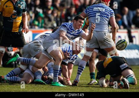 Northampton, Royaume-Uni. 05Th Mar, 2014. Ben SPENCER de Sarrasins tourne une passe au cours de la LV = Cup demi-finale entre les Tonga et les Sarrasins à Franklin's Gardens. Score final : Northampton Saints 26-7 Saracens. Credit : Action Plus Sport/Alamy Live News Banque D'Images