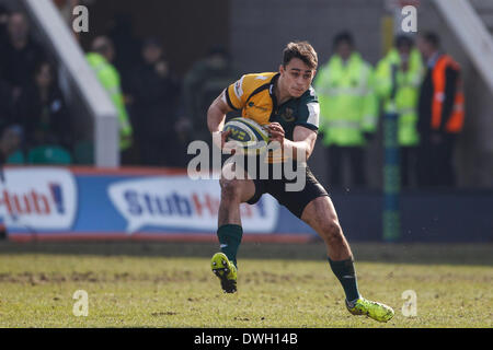 Northampton, Royaume-Uni. 05Th Mar, 2014. Tom Collins de Northampton Saints sur la balle au cours de la LV = Cup demi-finale entre les Tonga et les Sarrasins à Franklin's Gardens. Score final : Northampton Saints 26-7 Saracens. Credit : Action Plus Sport/Alamy Live News Banque D'Images