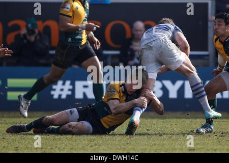 Northampton, Royaume-Uni. 05Th Mar, 2014. Jack WILSON de Sarrasins est abordé par Will HOOLEY de Northampton Saints au cours de la LV = Cup demi-finale entre les Tonga et les Sarrasins à Franklin's Gardens. Score final : Northampton Saints 26-7 Saracens. Credit : Action Plus Sport/Alamy Live News Banque D'Images