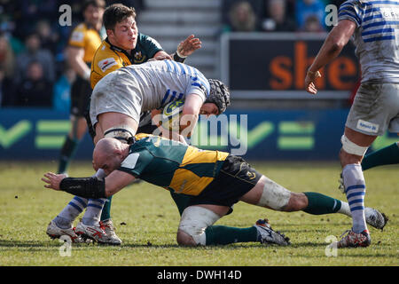 Northampton, Royaume-Uni. 05Th Mar, 2014. De shérif de Sarrasins Eoin est abordé par Sam Dickinson de Northampton Saints au cours de la LV = Cup demi-finale entre les Tonga et les Sarrasins à Franklin's Gardens. Score final : Northampton Saints 26-7 Saracens. Credit : Action Plus Sport/Alamy Live News Banque D'Images