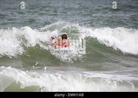 Teen boy Boogie Boarder sur vague de Caroline du Sud Banque D'Images