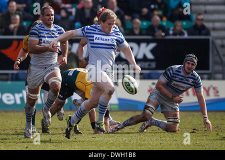 Northampton, Royaume-Uni. 05Th Mar, 2014. Rhys GILL de Sarrasins kicks à venir au cours de la LV = Cup demi-finale entre les Tonga et les Sarrasins à Franklin's Gardens. Score final : Northampton Saints 26-7 Saracens. Credit : Action Plus Sport/Alamy Live News Banque D'Images