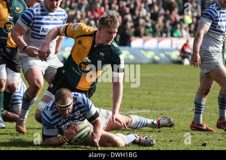 Northampton, Royaume-Uni. 05Th Mar, 2014. Petrus DU PLESSIS des Saracens est abordé par James CRAIG de Northampton Saints au cours de la LV = Cup demi-finale entre les Tonga et les Sarrasins à Franklin's Gardens. Score final : Northampton Saints 26-7 Saracens. Credit : Action Plus Sport/Alamy Live News Banque D'Images