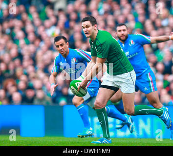 Dublin, Irlande. 05Th Mar, 2014. Jonathan Sexton (Irlande) passe le ballon pendant le match du Tournoi RBS 6 Nations entre l'Irlande et l'Italie, à l'Aviva Stadium de Dublin : Action Crédit Plus Sport/Alamy Live News Banque D'Images