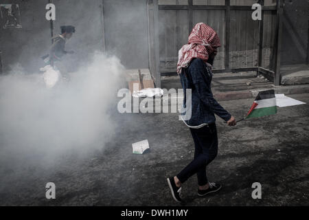 Ramallah, Cisjordanie, Territoires palestiniens. Mar 8, 2014. Une femme palestinienne prend part à une manifestation marquant la Journée internationale des femmes au poste de contrôle de Qalandiya près de la ville de Ramallah, en Cisjordanie, le 8 mars 2014. Les femmes activistes ont organisé une manifestation ici le samedi pour réclamer la fin de l'occupation israélienne. © Shadi Hatem/NurPhoto ZUMAPRESS.com/Alamy/Live News Banque D'Images