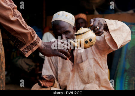 On verse de café au camp musulman pour personnes déplacées dans la région de Bossangoa, République centrafricaine Banque D'Images