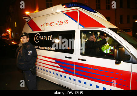 L'ancien Premier ministre ukrainien Ioulia Timochenko arrive avec une escorte de police à une entrée à l'hôpital de la Charité à Berlin, Allemagne, 07 mars 2014. Elle sera traitée ici pour des problèmes de dos. Photo : KAY NIETFELD Banque D'Images