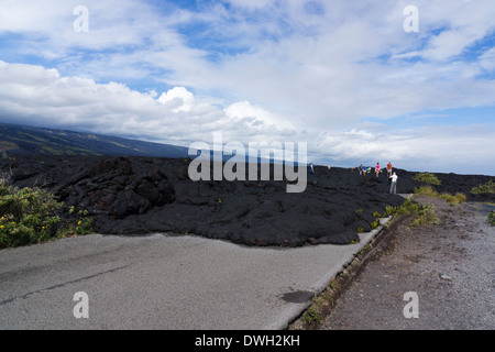 Fin de la route, d'une chaîne de cratères Road, Hawai'i Volcanoes National Park, Big Island, Hawaii, USA. Banque D'Images