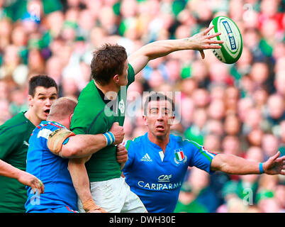 Dublin, Irlande. 05Th Mar, 2014. Brian O'Driscoll (Irlande) décharge pendant le match du Tournoi RBS 6 Nations entre l'Irlande et l'Italie, à l'Aviva Stadium de Dublin : Action Crédit Plus Sport/Alamy Live News Banque D'Images