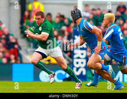Dublin, Irlande. 05Th Mar, 2014. Sean Cronin (Irlande) durs autour de la couvrir pendant les match du Tournoi RBS 6 Nations entre l'Irlande et l'Italie, à l'Aviva Stadium de Dublin : Action Crédit Plus Sport/Alamy Live News Banque D'Images