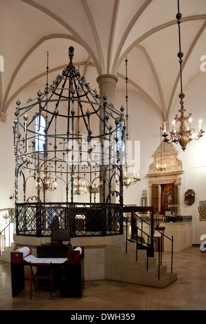 Intérieur de la vieille synagogue dans le quartier de Kazimierz La ville de Cracovie en Pologne Banque D'Images