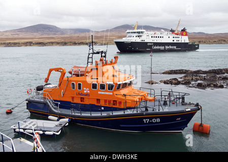 Caledonian MacBrayne traversier de passagers et voiture approches Finlaggan Port Askaig ferry terminal sur Islay Ecosse Western Isles Banque D'Images