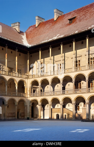 La cour intérieure du château royal sur la colline de Wawel à Cracovie en Pologne. Banque D'Images