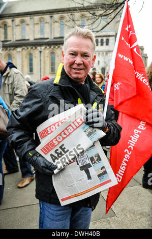 Belfast, Irlande du Nord. 8 mars 2014 - un homme vend des exemplaires de 'l' socialiste à un syndicat rally. Crédit : Stephen Barnes/Alamy Live News Banque D'Images