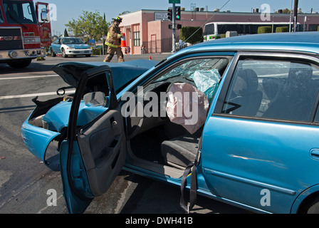 Accident de voiture avec le déploiement de l'airbag au 30e et Market Streets, San Diego, Californie Banque D'Images