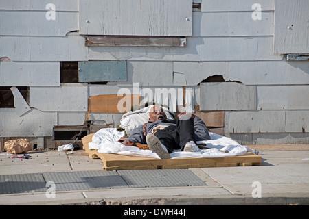 Sans-abri dormant sur le trottoir, Golden Hill, San Diego, Californie Banque D'Images