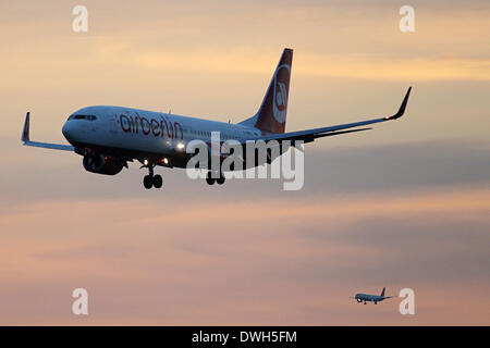 Munich, Allemagne. Feb 25, 2014. Un Boeing 737-86J'avions de transport de passagers de la compagnie aérienne allemande Air Berlin Munich Airport approches pour l'atterrissage à Munich, Allemagne, 25 février 2014. Photo : RENÉ RUPRECHT/dpa/Alamy Live News Banque D'Images