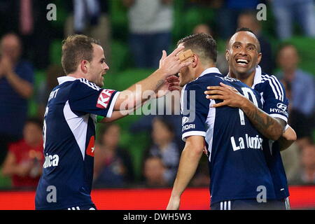 Melbourne, Victoria, Australie. 7 mars, 2014. JAMES TROISI (14) terrain de Melbourne Victory, LEIGH BROXHAM (6) terrain de Melbourne Victory et ARCHIE THOMPSON (10) en avant de Melbourne Victory célébrer après avoir marqué un but au cours de la table ronde 22 Correspondance entre Melbourne Victory et Central Coast Mariners lors de l'Australian Hyundai A-League saison 2013/2014 à l'AAMI Park, Melbourne, Australie. Crédit : Tom Griffiths/ZUMA/ZUMAPRESS.com/Alamy fil Live News Banque D'Images