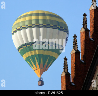 Montgolfière survolant les clochers de Cracovie en Pologne. Banque D'Images