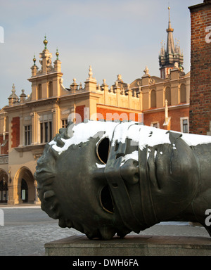 La sculpture 'Eros' lié par Igor Mitoraj par la Halle de la place du marché (Rynek Główny) à Cracovie en Pologne Banque D'Images