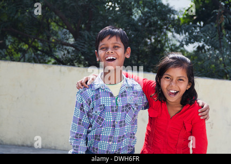Les enfants indiens et ludique permanent Banque D'Images