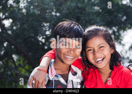 Les enfants indiens et ludique permanent Banque D'Images
