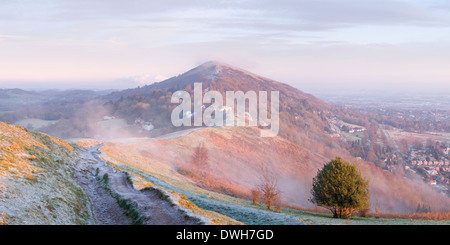 Un sentier très usées sur la persévérance Hill, collines de Malvern, est moulé dans l'ombre de la forte lumière du soleil. Banque D'Images