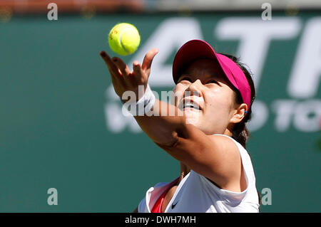 Mars 08, 2014 : Na Li de la Chine sert à Jie Zheng de la Chine au cours de la BNP Paribas Open à Indian Wells Tennis Garden à Indian Wells CA. Banque D'Images