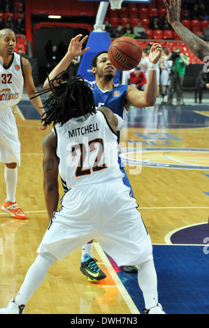 Darrell Mitchell de l'arrière pendant le match entre BC Donetsk (Donetsk) contre l' Yeniseï (Krasnoyarsk). playoffs VTB United League. Banque D'Images
