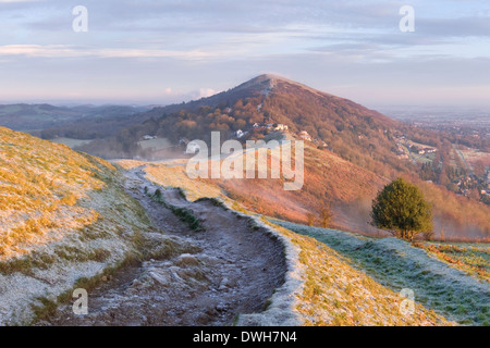 Un sentier très usées sur la persévérance Hill, collines de Malvern, est moulé dans l'ombre de la forte lumière du soleil. Banque D'Images