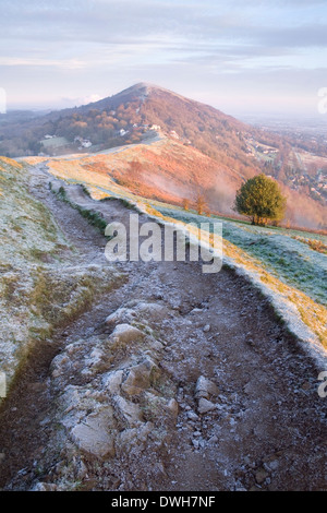 Un sentier très usées sur la persévérance Hill, collines de Malvern, est moulé dans l'ombre de la forte lumière du soleil. Banque D'Images